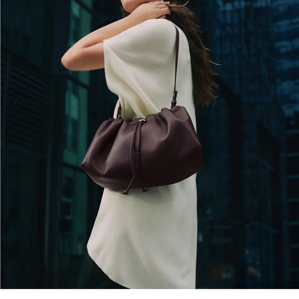 Cuyana Dia drawstring shoulder bag in smooth lambskin leather- Plum